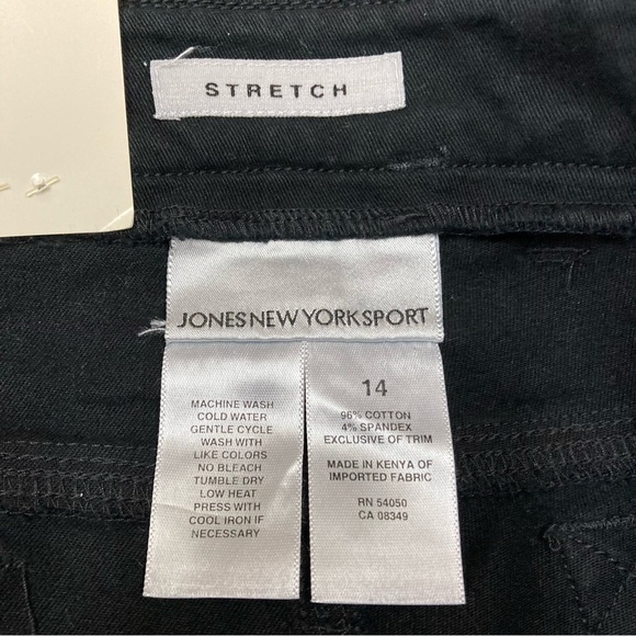 Jones New York Sport Size 12 Black Bootcut Jeans Belt Inseam 32 NWT - Picture 2 of 10